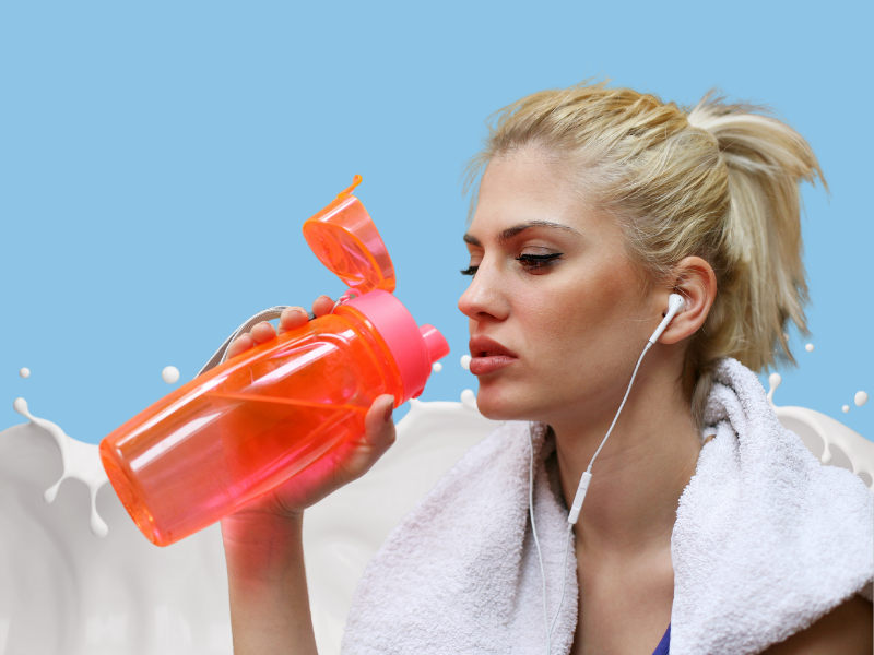 sportivo che beve uno shaker post-workout
